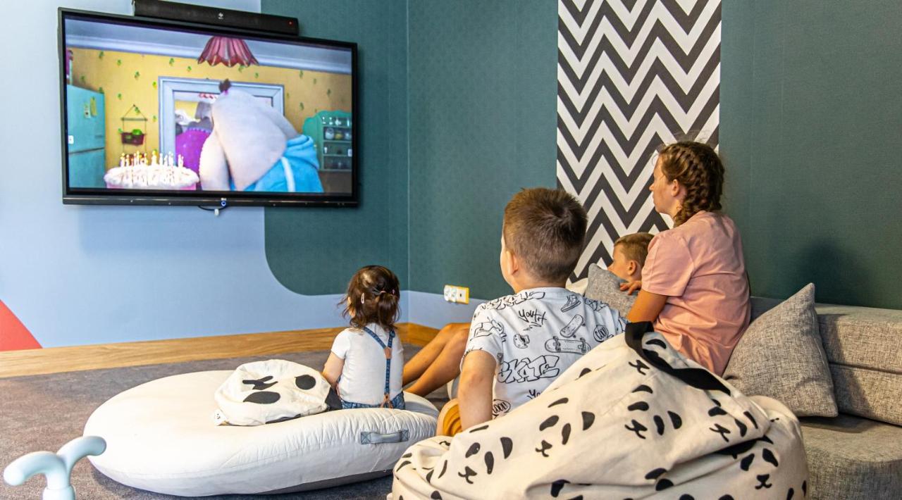 Hotel Marina Club Olsztyn  Exterior photo Children watching television