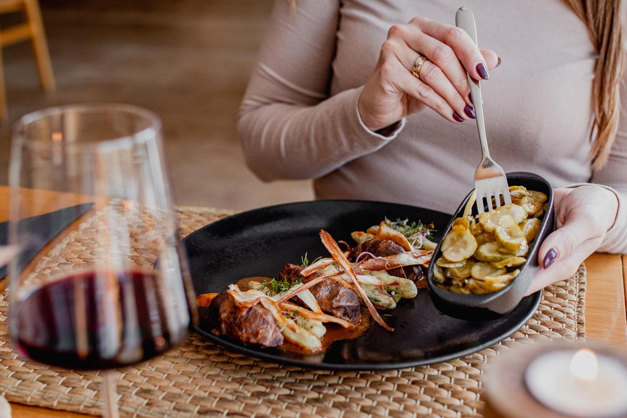 Hotel Marina Club Olsztyn  Exterior photo A woman eating a meal