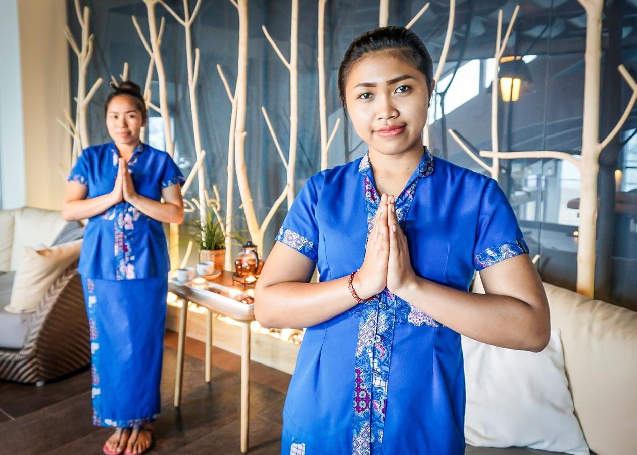 Hotel Marina Club Olsztyn  Exterior photo Thai women greeting with the wai